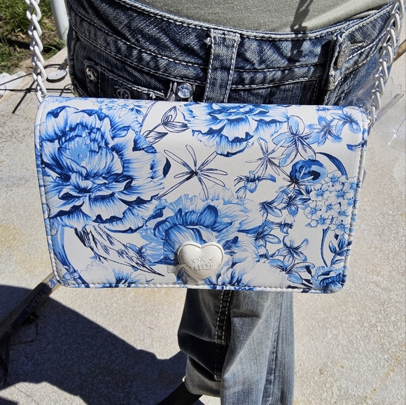 NWT Betsey Johnson Blue and White Floral Crossbody Bag with Structured Design - Picture 2 of 11